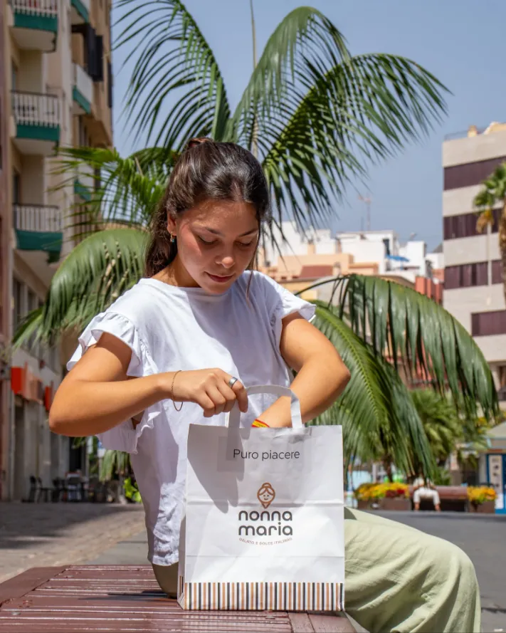 Chica abriendo la bolsa de Nonna Maria