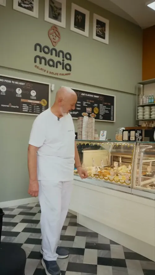 Interior de la gelateria con la vitrina de helados