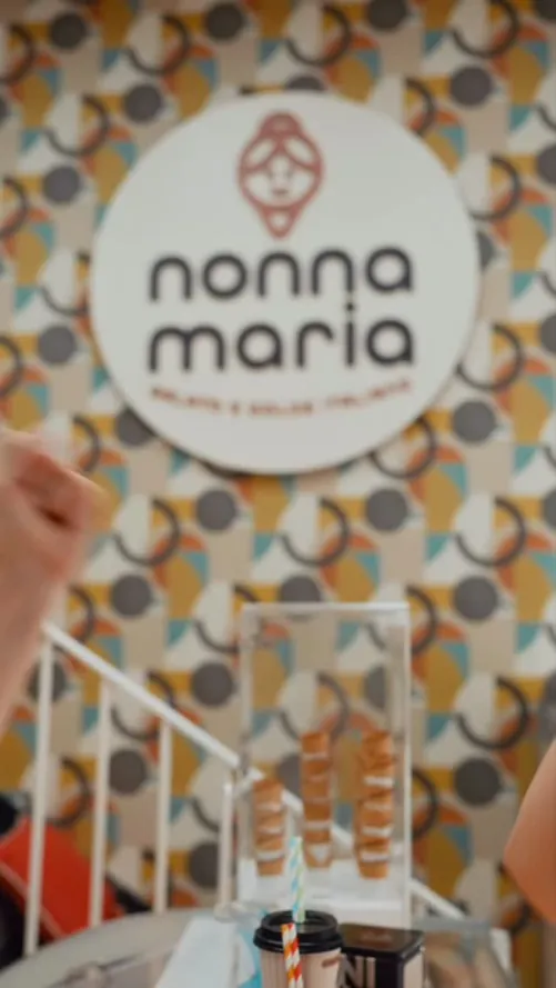 Pared con el logo de Nonna Maria